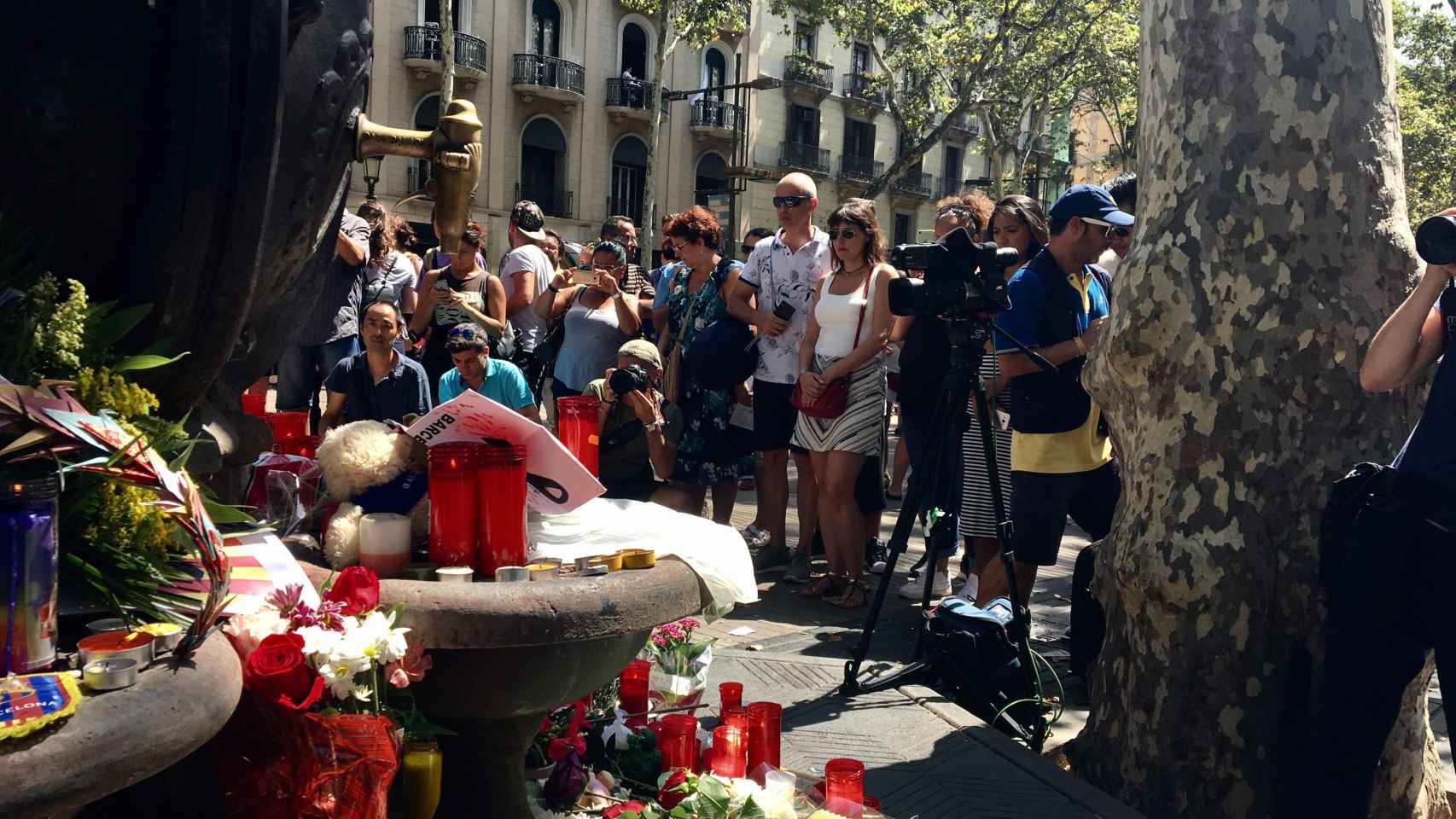 Velas sobre la fuente de Canaletes, en La Rambla / DGM