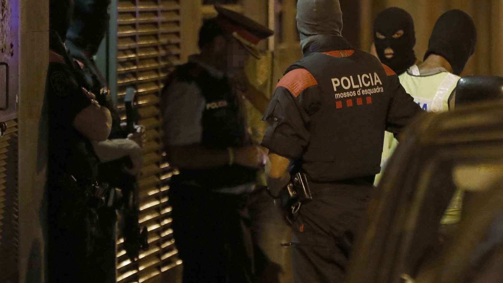 Agentes del Grupo Especial de Intervención de los Mossos durante el registro en Vilafranca / EFE - Andreu Dalmau