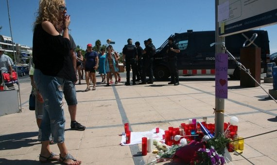 Flores y velas donde tuvo lugar el atentado terrorista en Cambrils (Tarragona) EFE- Jaume Sellart