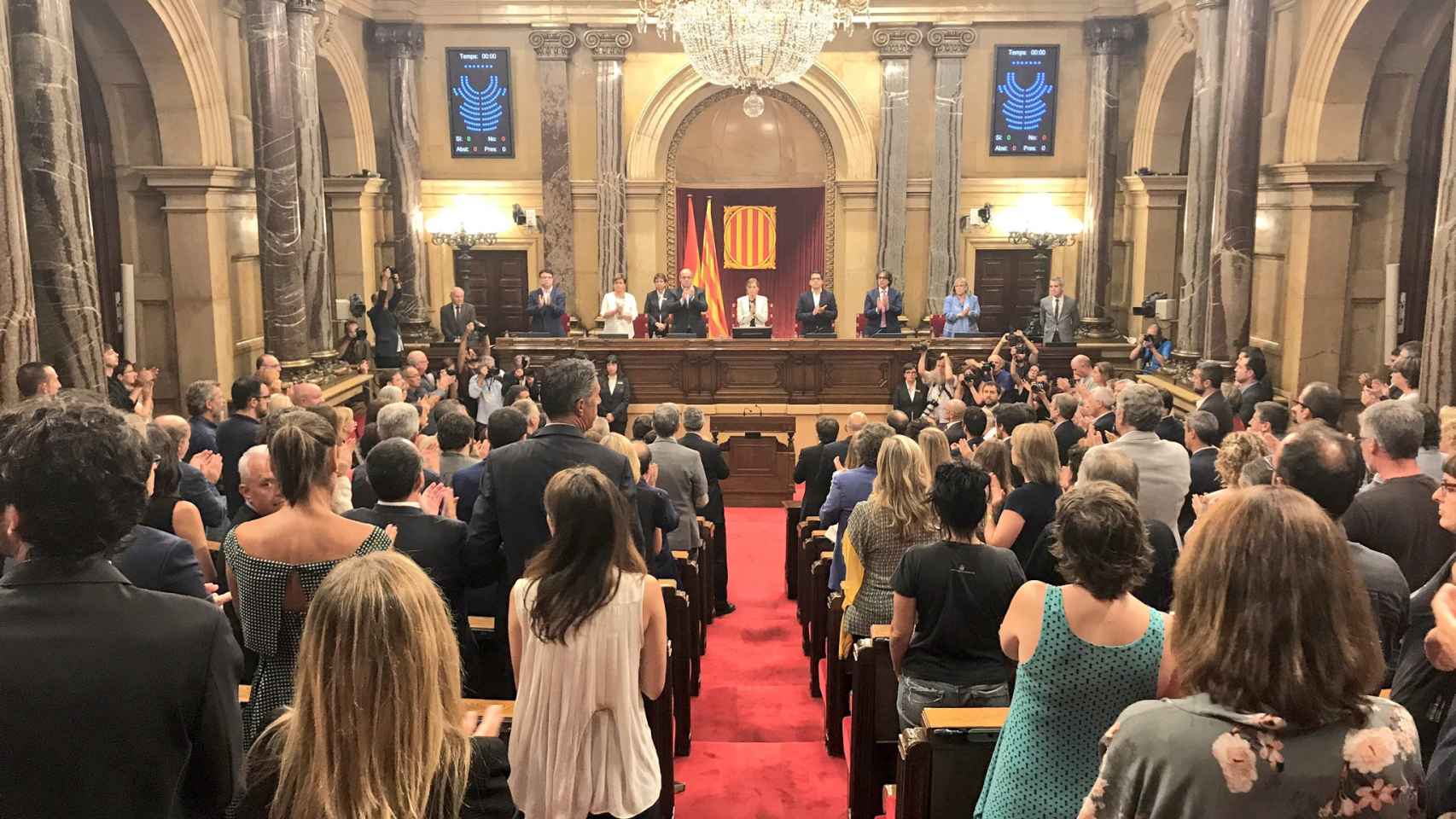 Minuto de silencio en el Parlament en homenaje a las víctimas / Cuenta de Twitter de Carme Forcadell