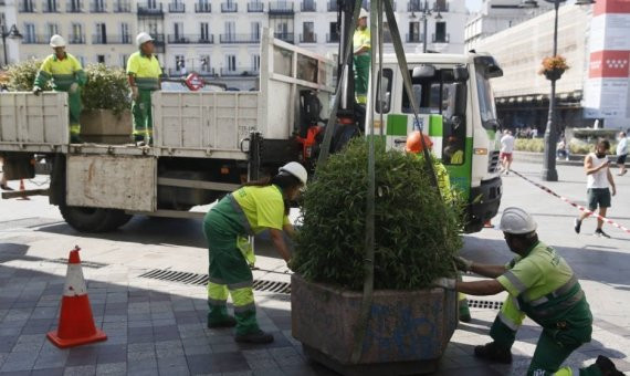 Instalación de jardineras en la Calle de Montera de Madrid / EFE