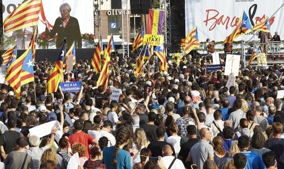 La actriz Rosa María Sardá durante la lectura de un manifiesto al finalizar la manifestación / EFE - Alejandro García