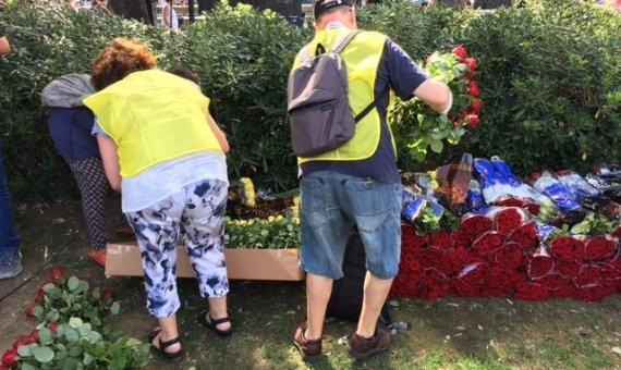 Voluntarios preparando las flores que se repartirán durante la marcha / M.S.