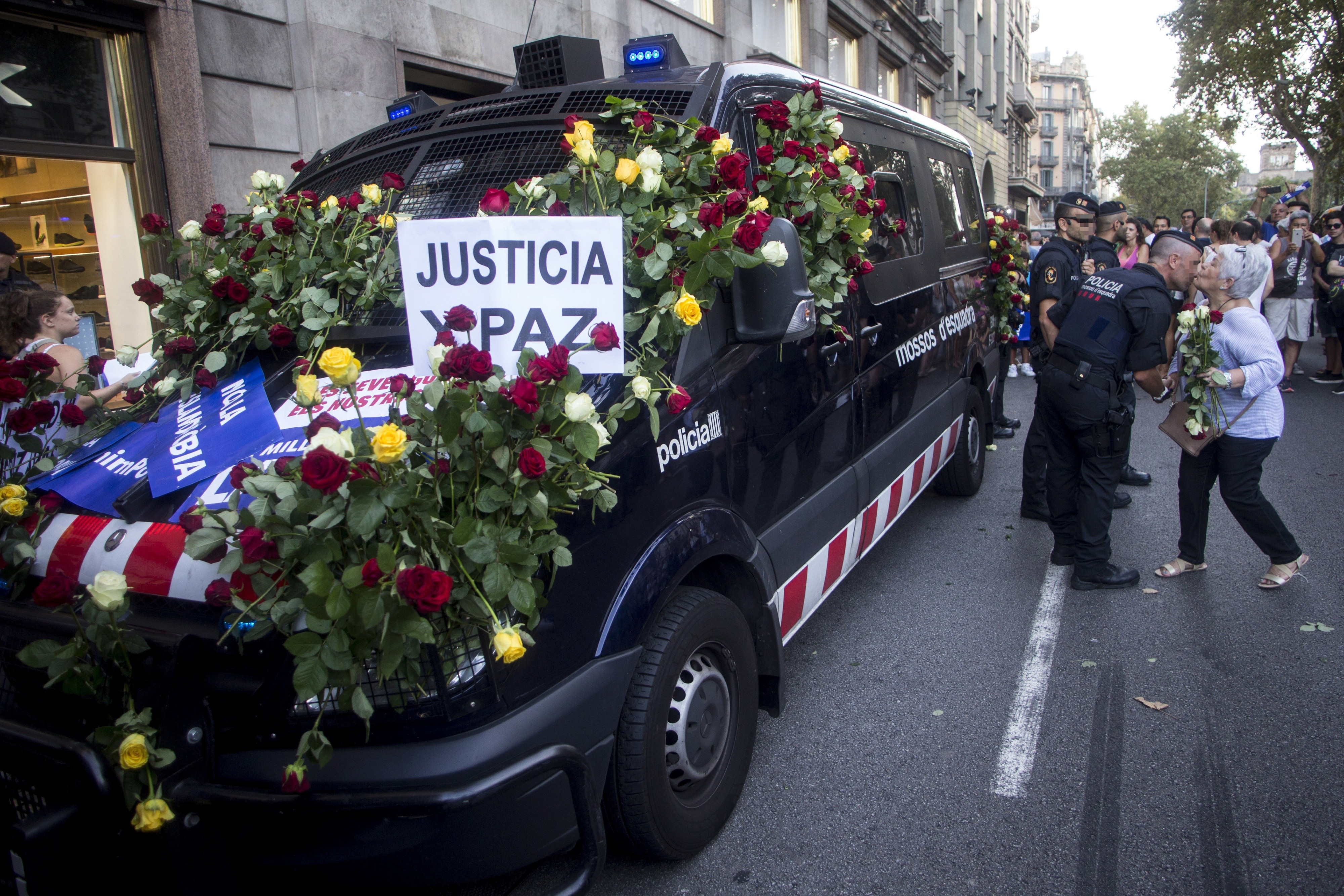 Los Mossos han recibido numerosas muestras de solidaridad / EFE - Quique García