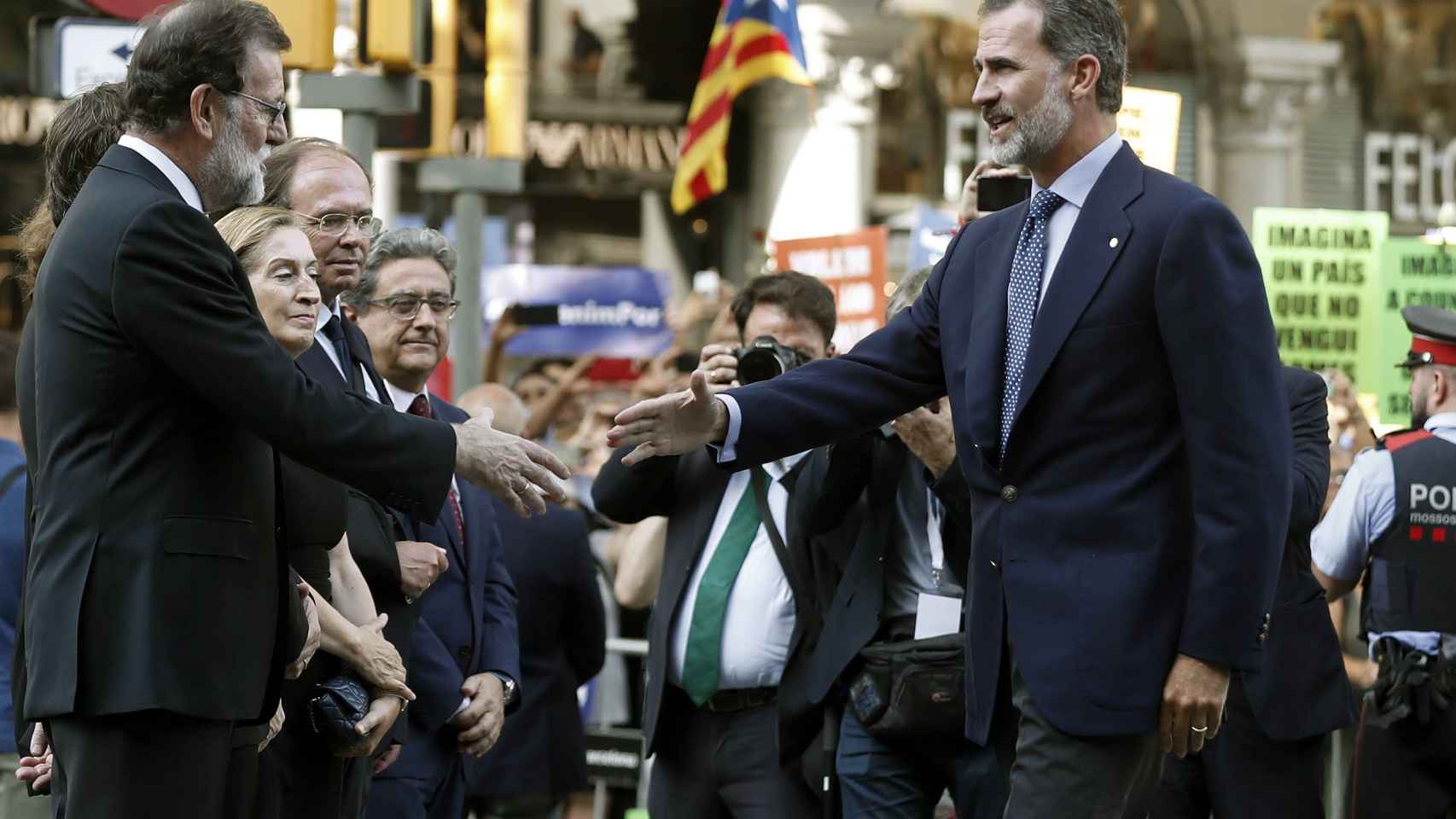 El Rey Felipe VI es abucheado a su llegada a la manifestación / EFE