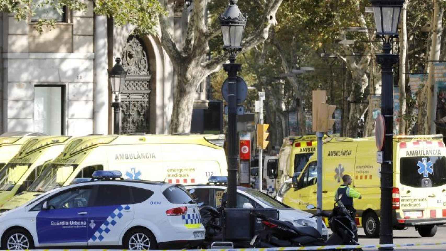 Ambulancias y efectivos de la policía en la zona del atentado de la Rambla, el pasado 17 de agosto / EFE