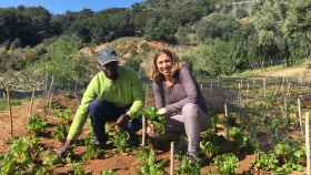 Ada Perallada en el huerto con uno de los jóvenes que lo trabajan / FUNDACIÓN BENALLAR