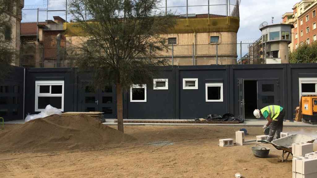 Un operario trabaja en la construcción de la escuela en barracones de La Modelo / M.S.