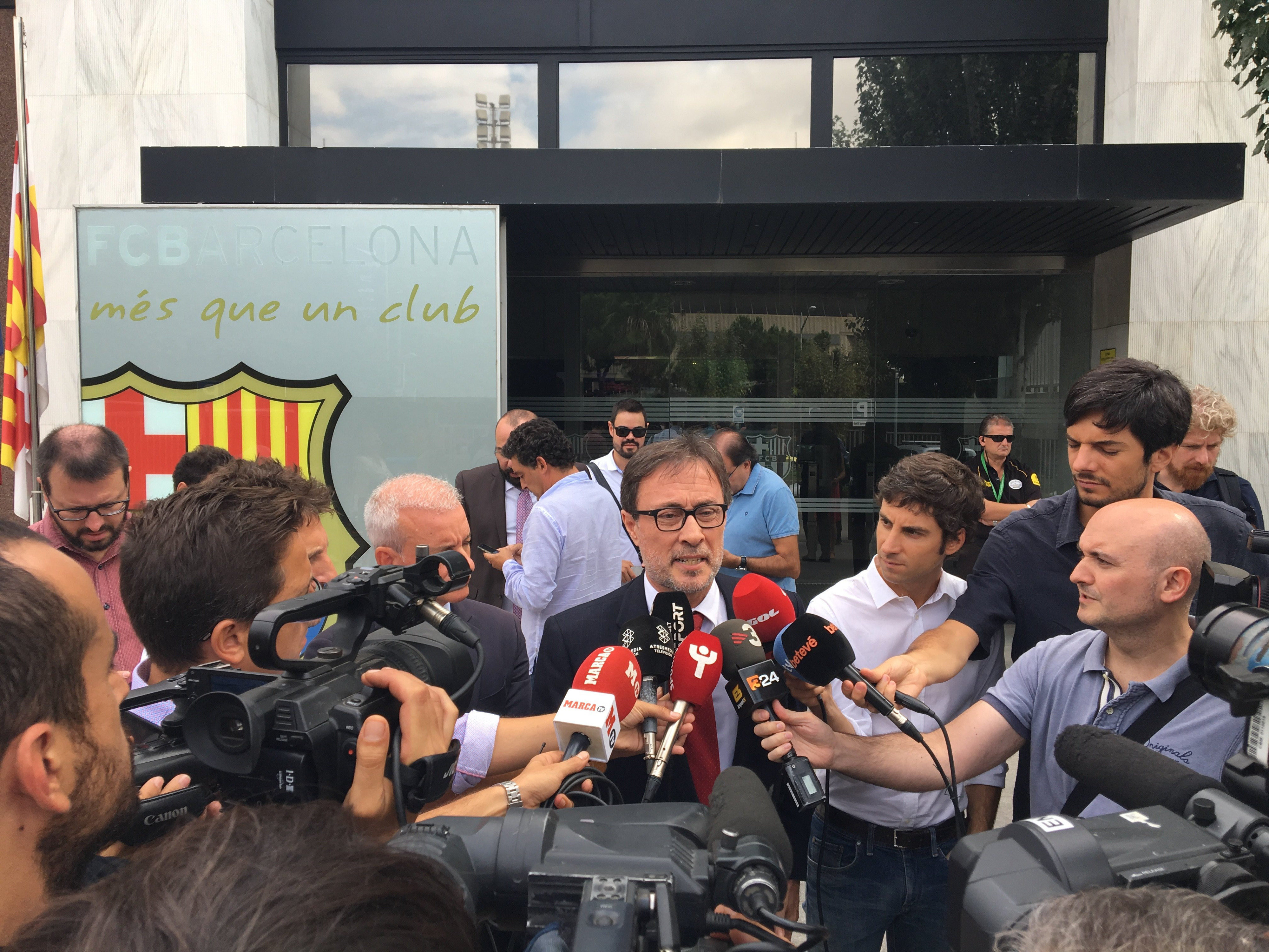 Agustí Benedito atiende a los medios tras presentar la moción de censura / P. A.