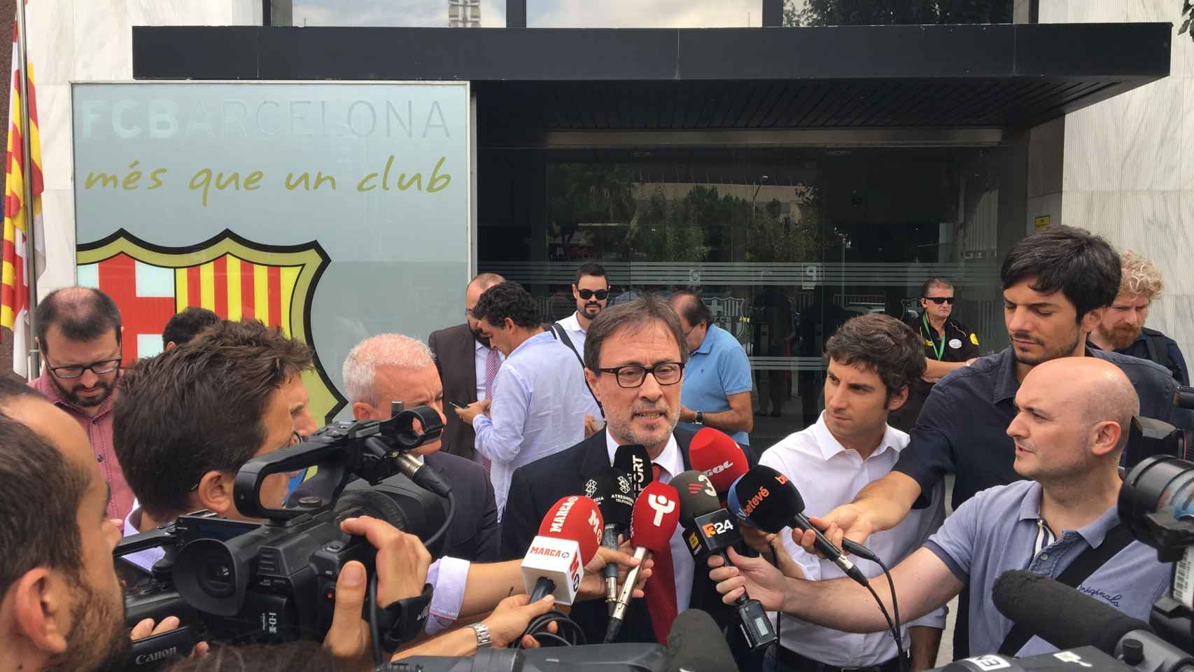 Agustí Benedito atiende a los medios tras presentar la moción de censura / P. A.