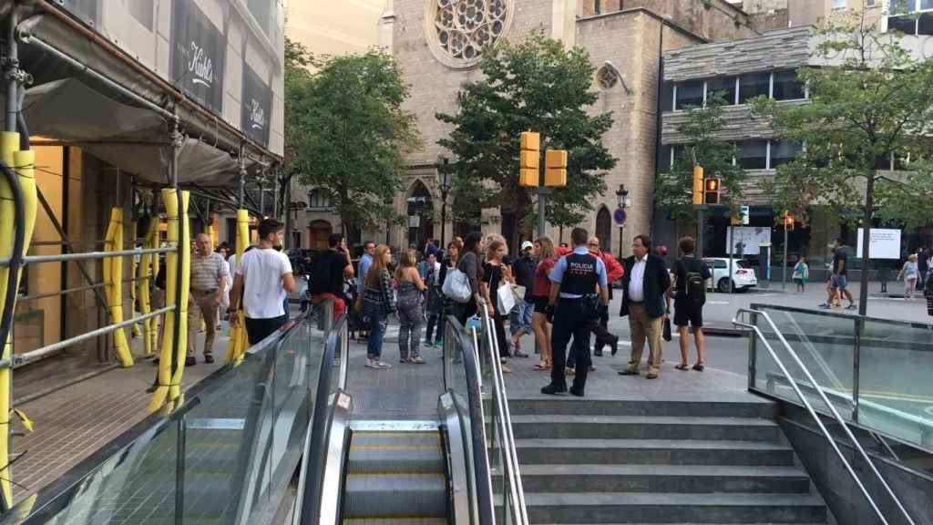 Acceso cortado a la línea 3 del metro en Diagonal / MARTA SÁNCHEZ