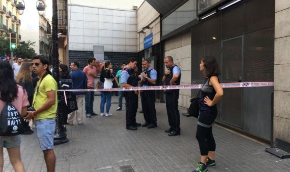 La parada de Fontana quedó cerrada por los Mossos / ANNA BONET