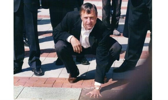 Johan Cruyff deja su huella en la plaza dels Campions / J.S.