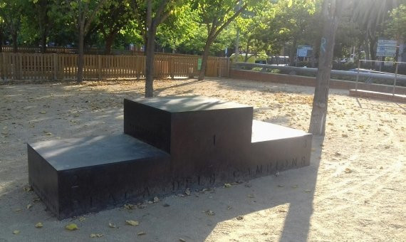 Escultura de un podio en la plaza dels Campions / J.S.