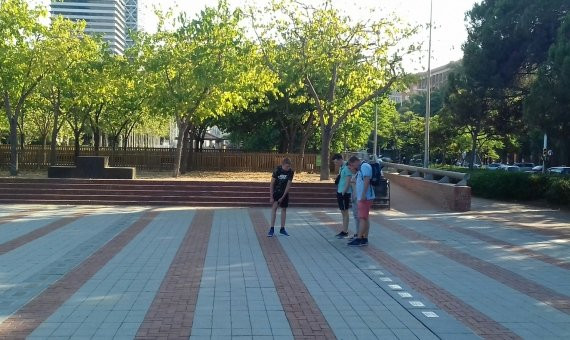 Un grupo de turistas mira algunas de las placas de la plaza dels Campions / J.S.