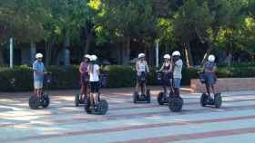 Turistas con segway visitan la plaza dels Campions donde están las placas, totalmente degradadas, con los nombres de los campeones olímpicos de 1992 / JORDI SUBIRANA