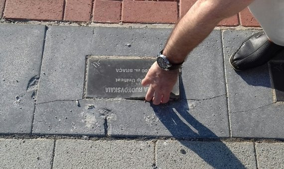 Una placa de la plaza dels Campions rota después de que alguien la haya intentado arrancar