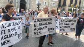 Miembros de la Associació de Veïns i Veïnes del Raval frente al Ayuntamiento / A.V.D.