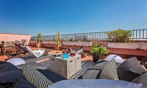 Terraza de uno de los pisos disponibles en el Eixample / Sweet Inn