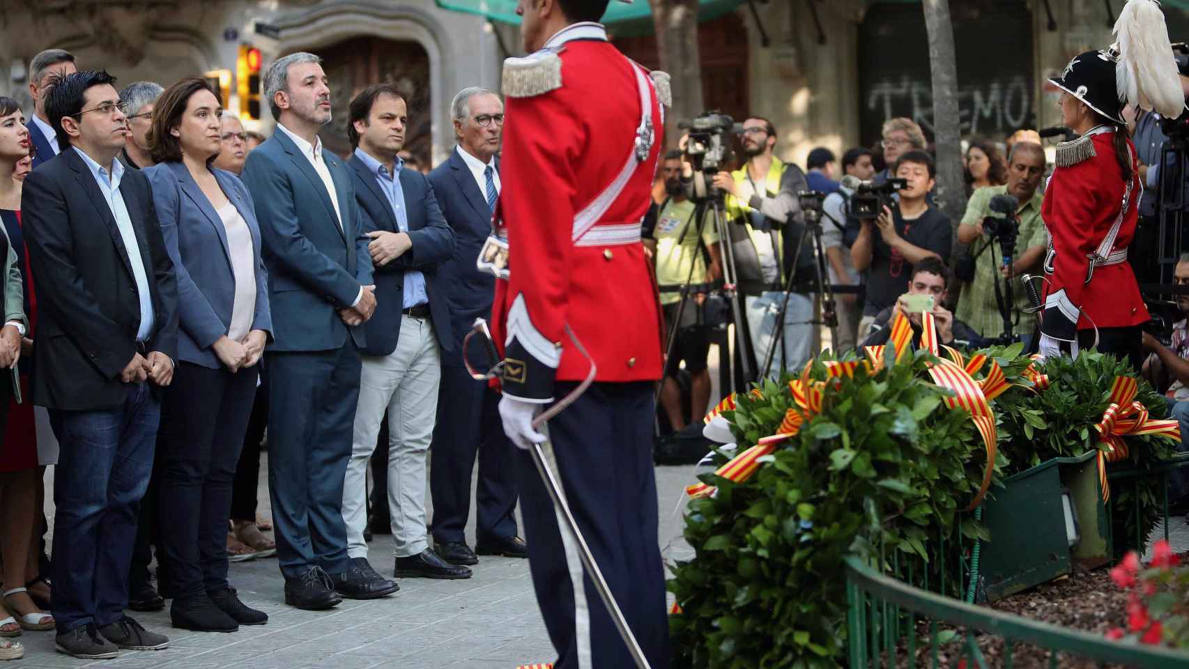 Miembros del Gobierno municipal en la ofrenda a Rafael Casanova / EFE/Marta Pérez