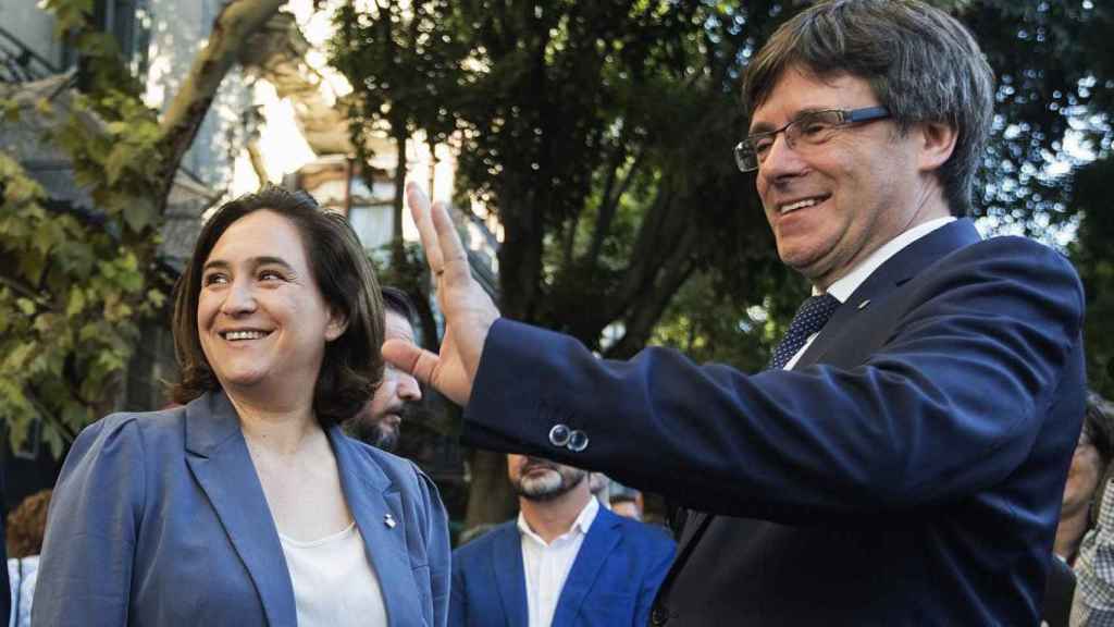 El president de la Generalitat, Carles Puigdemont, junto a la alcaldesa de Barcelona, Ada Colau, tras la ofrenda floral al monumento a Rafael Casanova con motivo de la Diada /