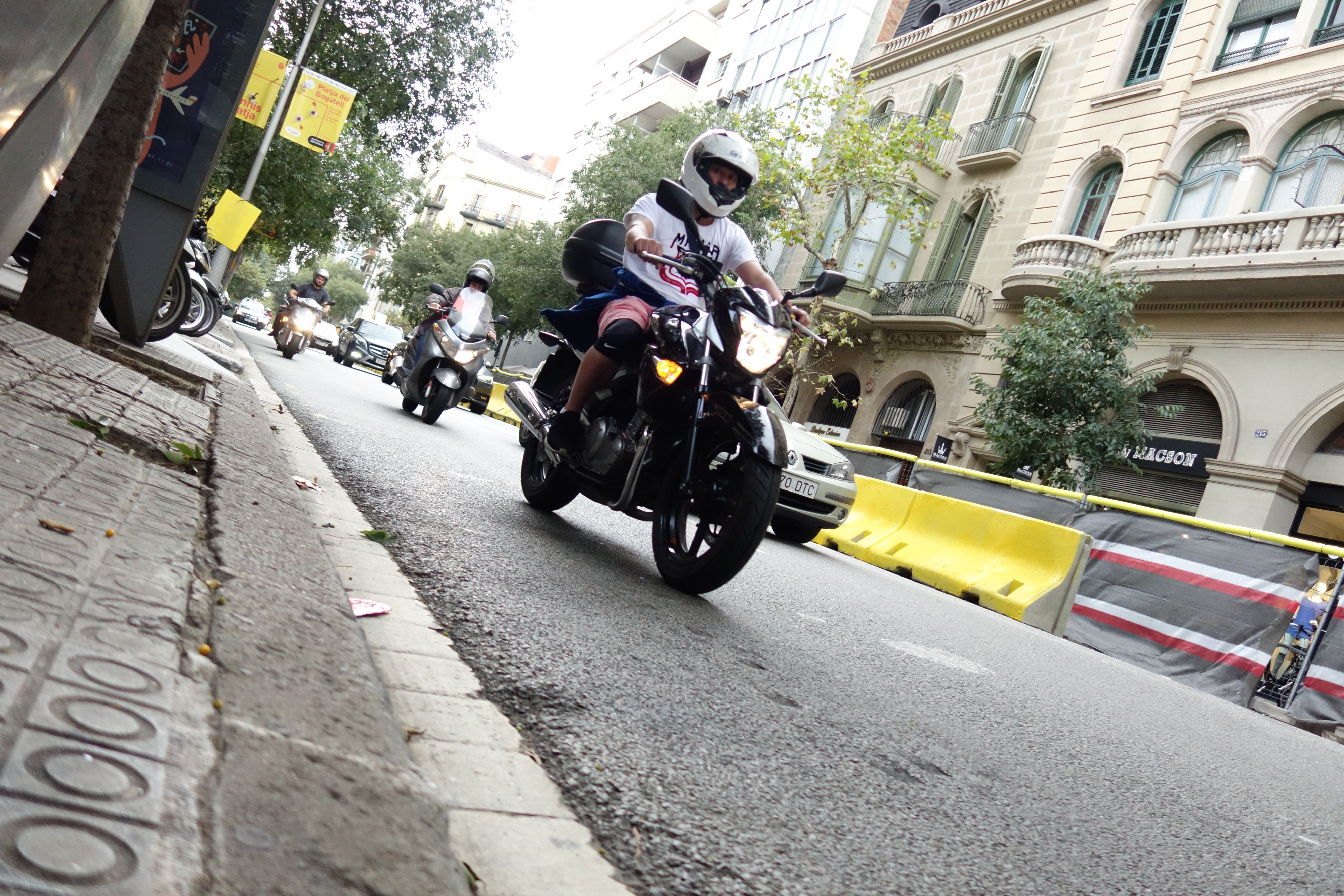 Una moto circula por Barcelona / DGM