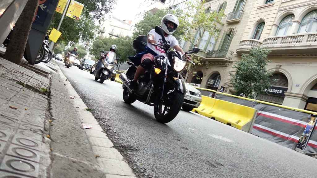 Un motorista circula en Barcelona