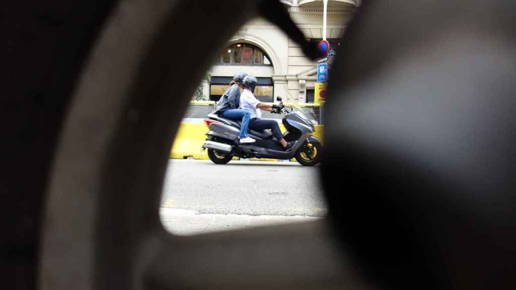 Una moto circula por una de las calles de Barcelona / DGM