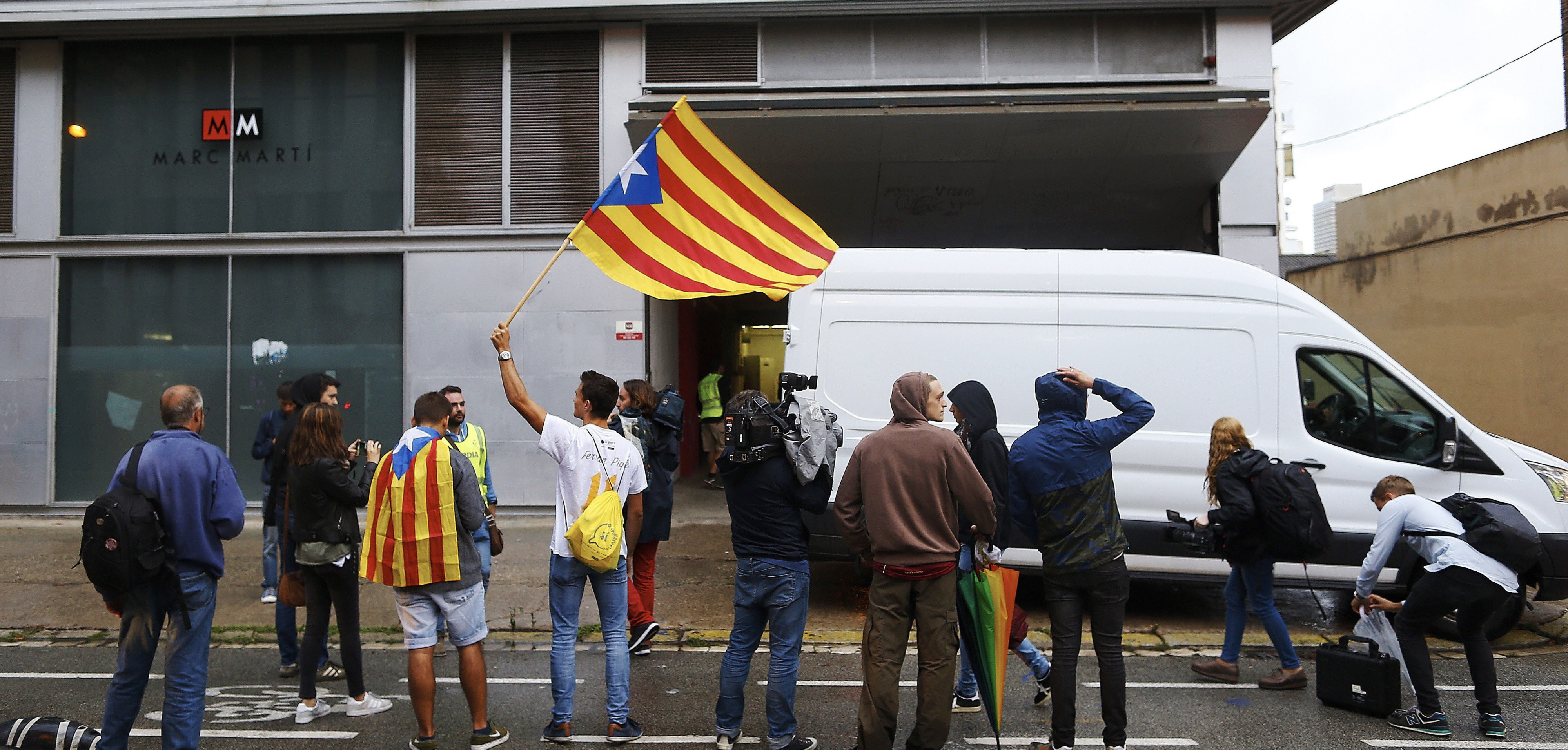 La Guardia Civil registra la nave de la empresa Marc Martí / EFE