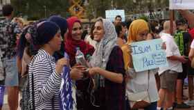 Jóvenes musulmanas enseñan un cartel con el lema 'Islam es paz' / DGM