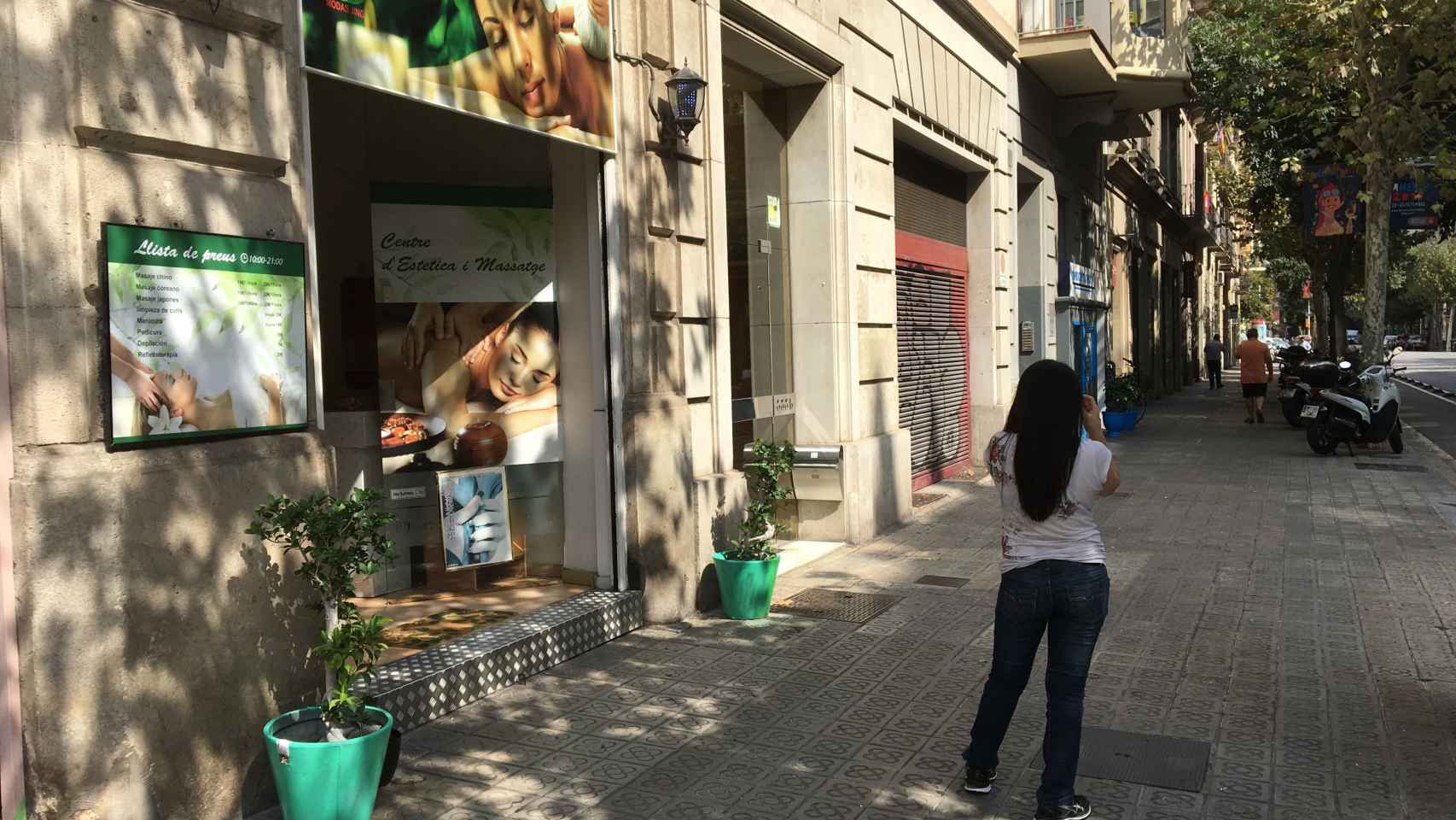 Una de las trabajadoras de un local de belleza en la puerta del negocio / P. A.