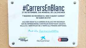 Placa de la campaña 'Carrers en blanc'