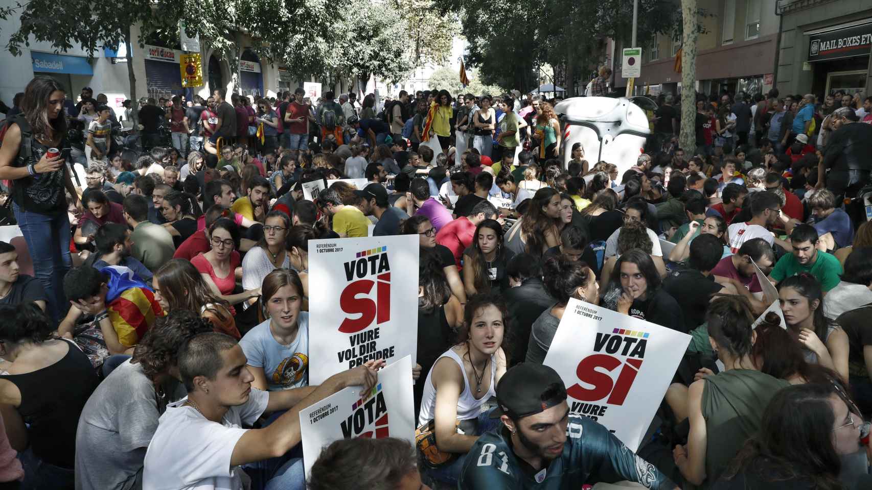 Simpatizantes y militantes de la CUP frente a la sede del partido / EFE