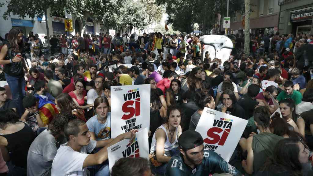 Simpatizantes y militantes de la CUP frente a la sede del partido / EFE