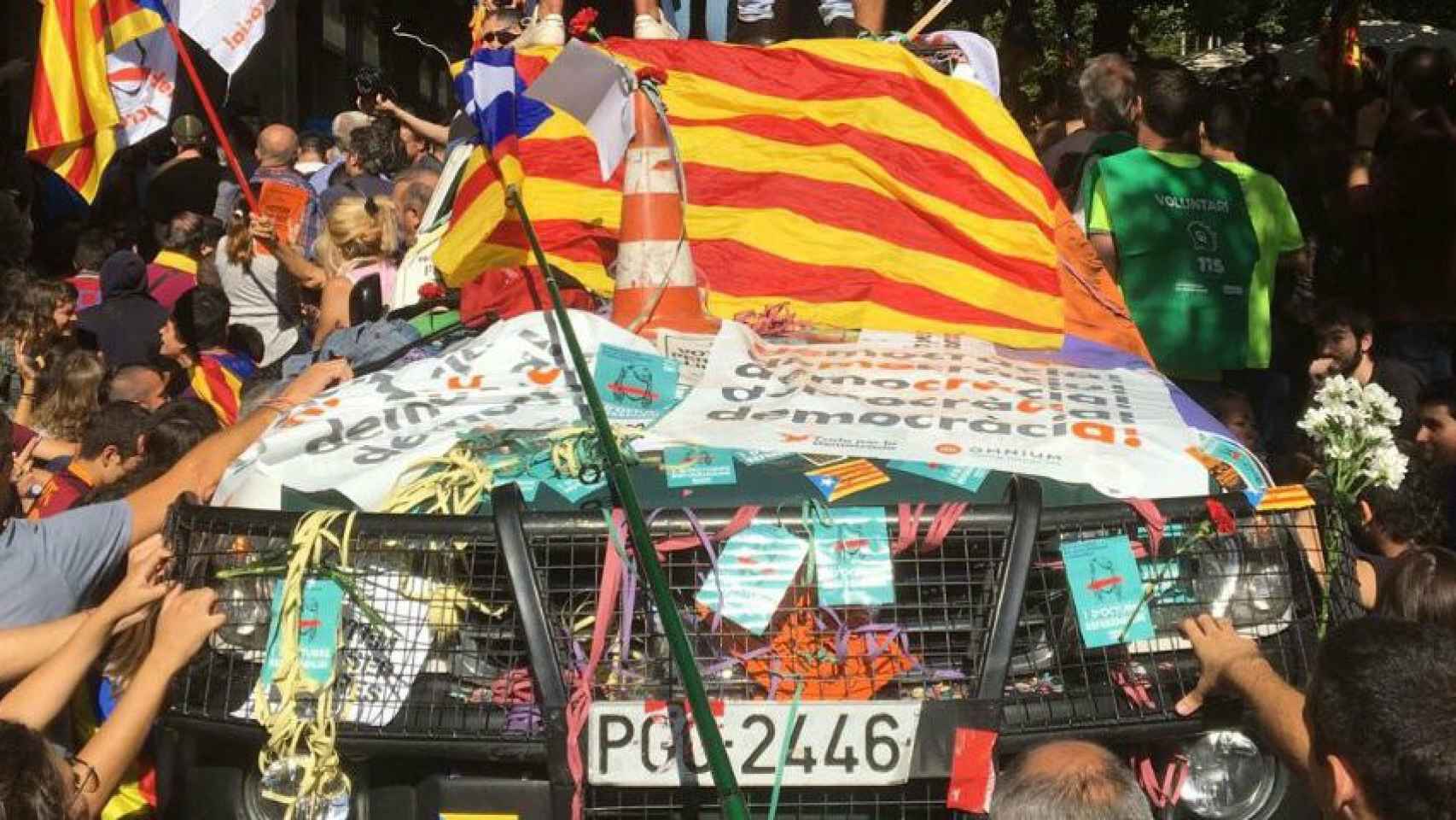 Un coche de la Guardia Civil aparcado delante a la conselleria de Economía