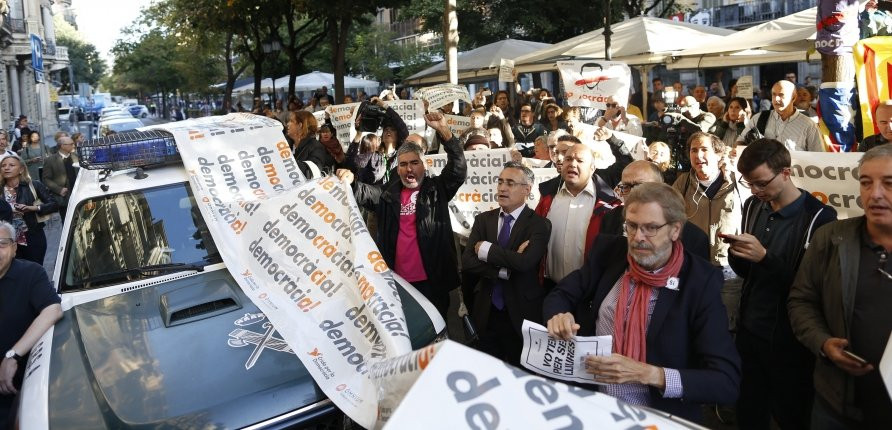 Los coches de la Guardia Civil ante la conselleria de Economía antes de ser engullidos / EFE/Alejandro García