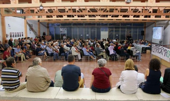 Muchos vecinos acudieron a la llamada de la Plataforma Can Baró. / CR