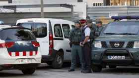 Agentes de la Guardia Civil junto a Mossos d'Esquadra en Barcelona / EFE