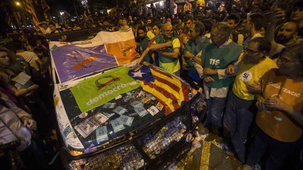 Vehículo de la Guardia Civil atacado durante las protestas/EFE/Quique García