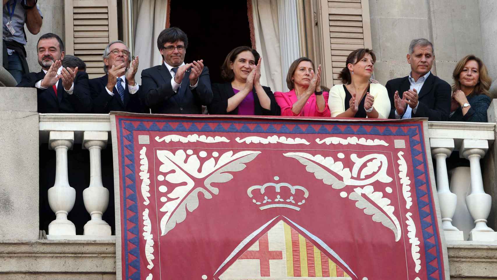 Las autoridades políticas, en el balcón del Ayuntamiento / EFE