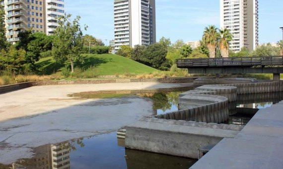 Según el proyecto original, esta laguna debe estar llena de agua, inundar zonas con plantas acuáticas y el agua caer en cascada a la laguna principal. / CR