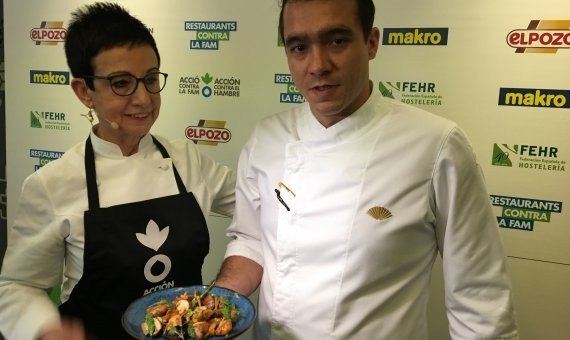 Carme Ruscadella presenta una de las tapas del restaurante Blanc que participan en la iniciativa / P. A. 