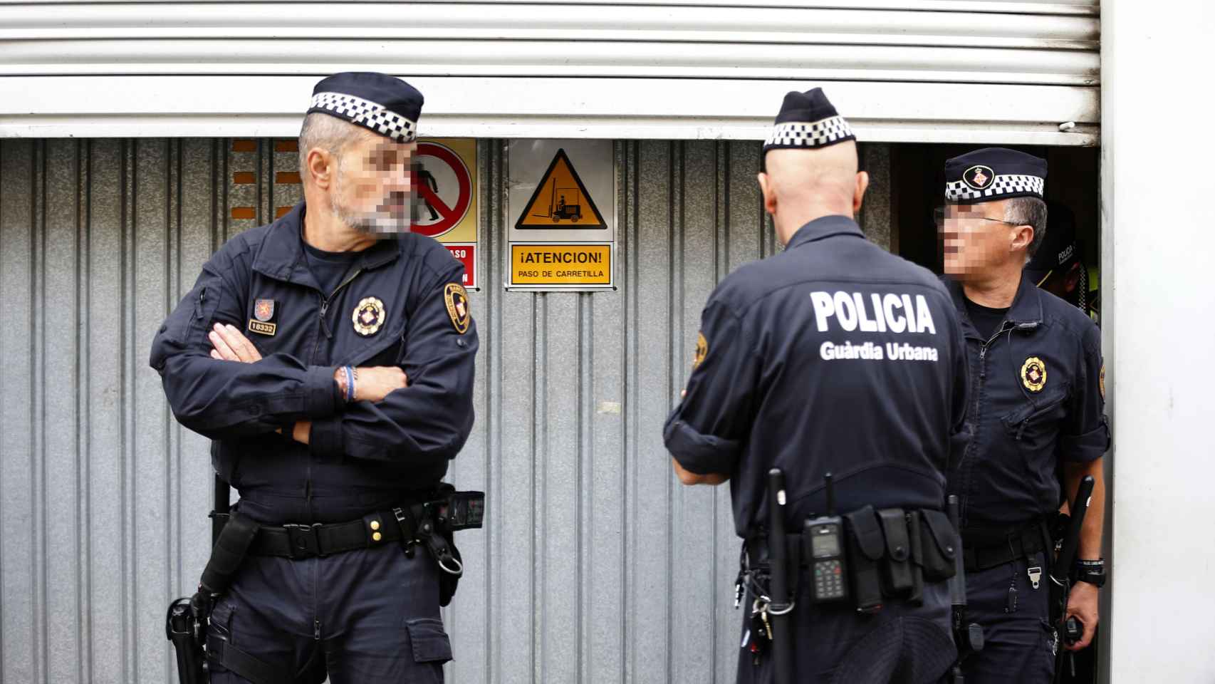 Agentes de la Guardia Urbana, frente a una nave industrial / EFE - ALEJANDRO GARCÍA