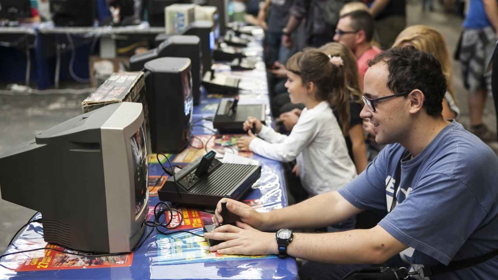 Visitantes del Barcelona Games World (BGW) de 2016 jugando / BGW