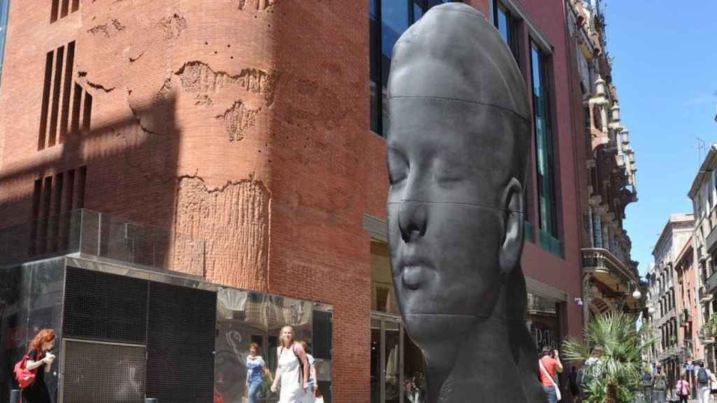 'Carmela', la escultura de Jaume Plensa frente al Palau de la Música