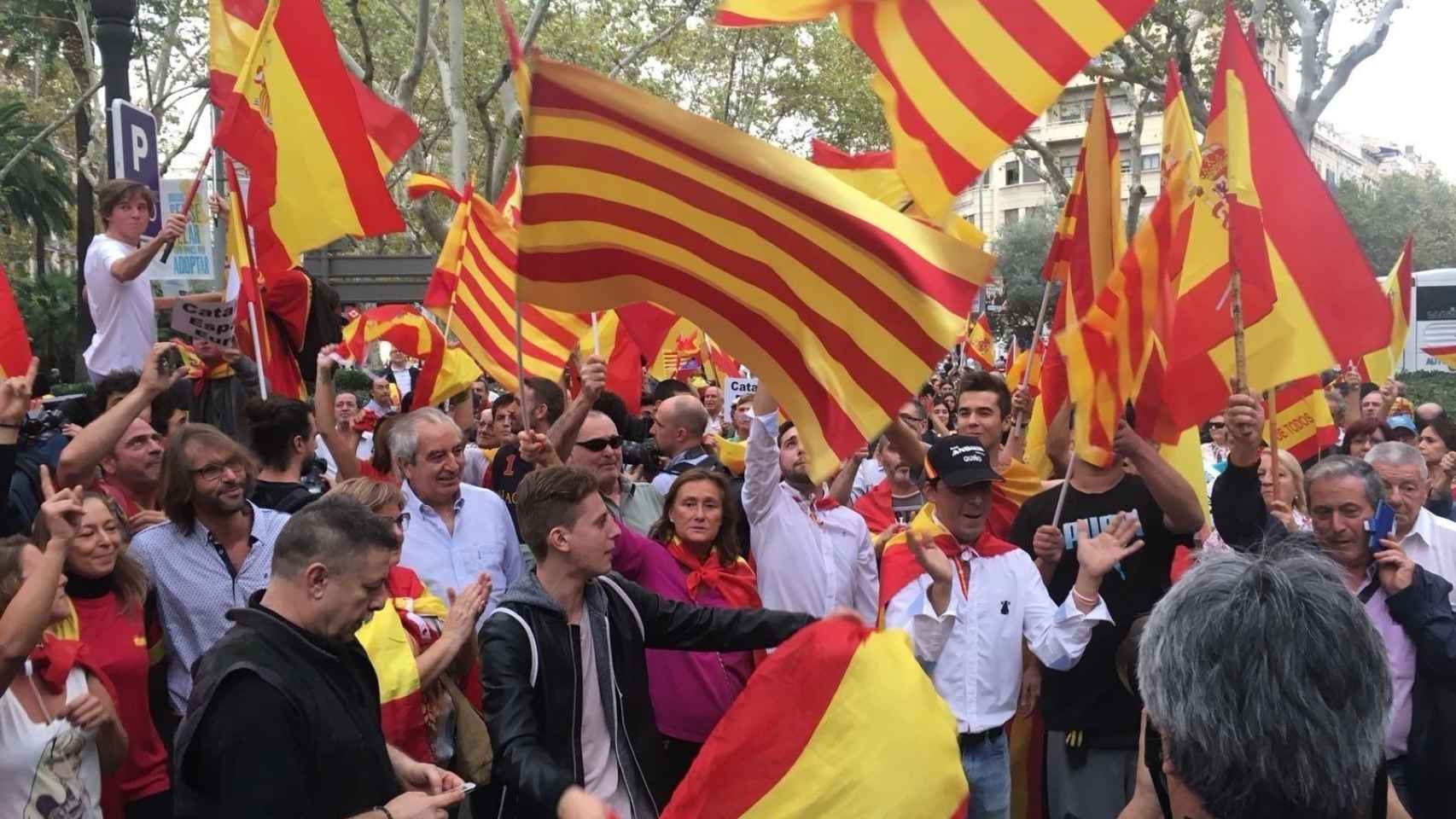 Manifestantes por la unidad de España en la plaça d'Urquinaona / EUROPA PRESS