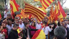 Manifestantes por la unidad de España en la plaça d'Urquinaona / EUROPA PRESS