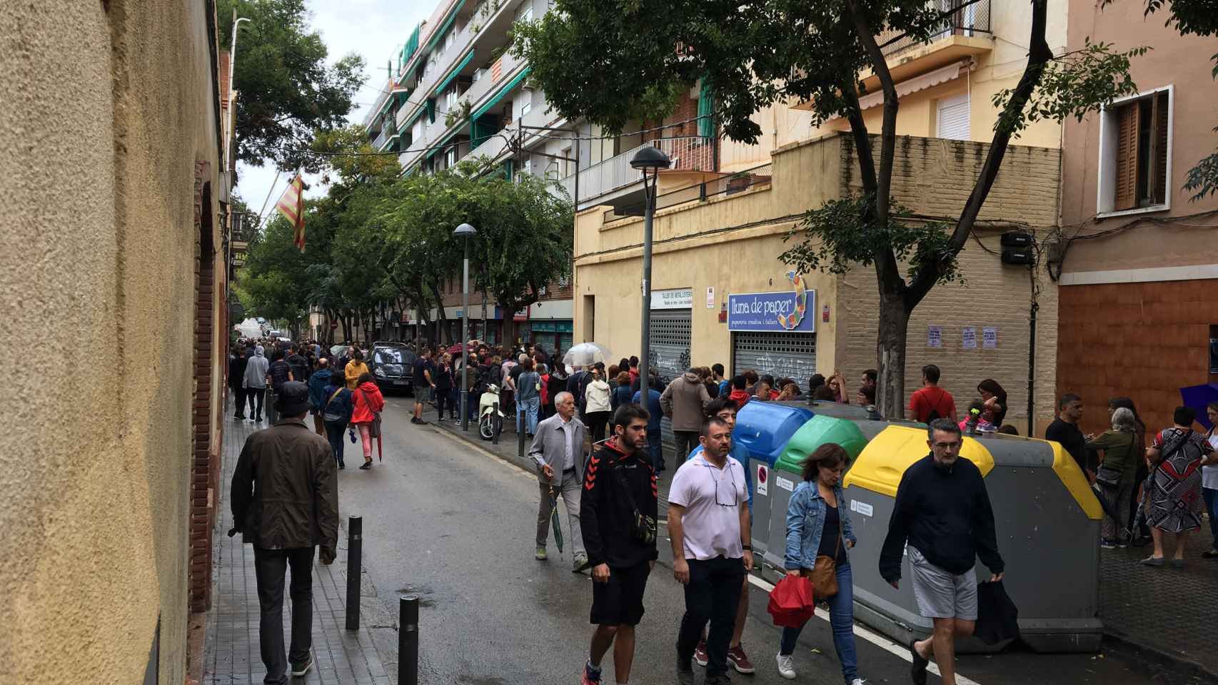 Largas colas en el centro electoral del centro cívico Matas i Ramis de Horta / P. A.