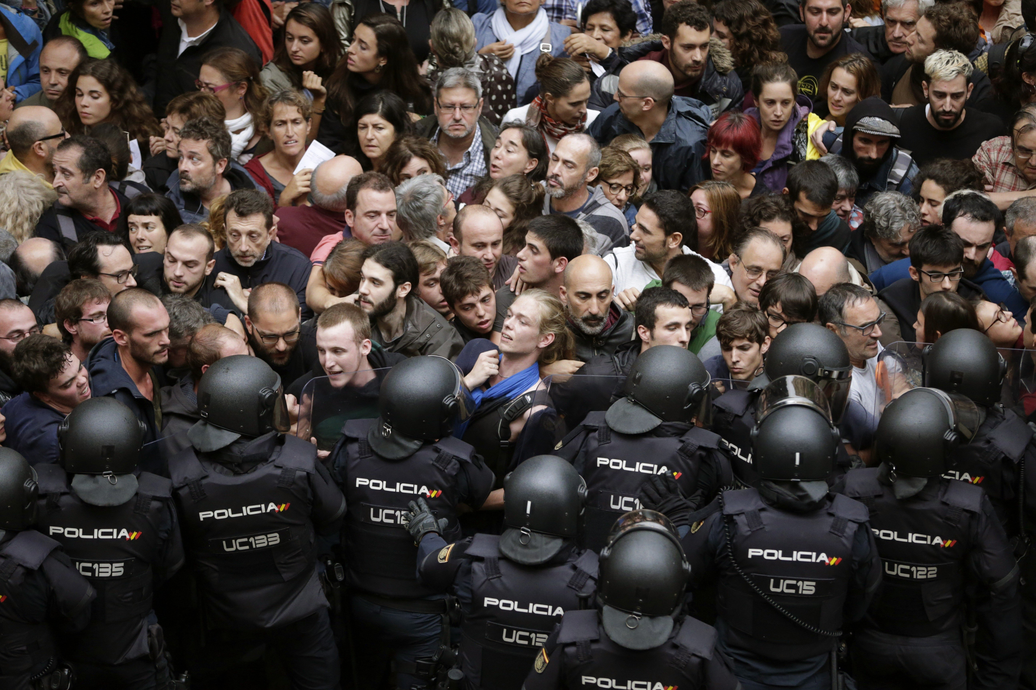 Despliegue policial en la escuela Ramon Llull / EFE