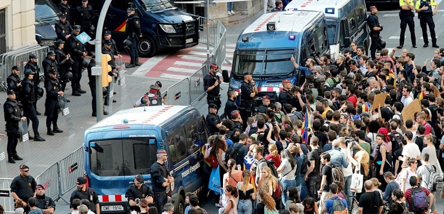 Unos 15.000 estudiantes se han concentrado ante la Jefatura de la Policía Nacional en Barcelona / EFE/Juan Carlos Cárdenas